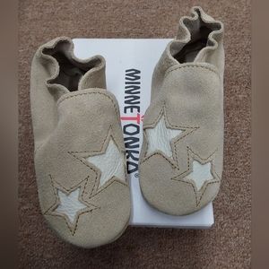 New In Box Minnetonka Infant's US Size 6 Star Infant Bootie Stone Mocassins